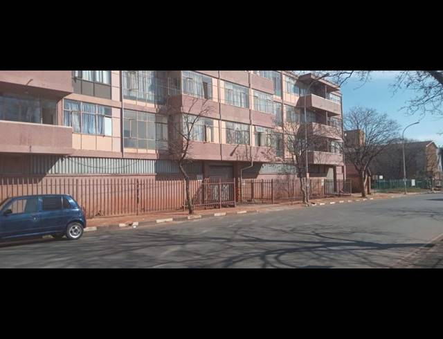 2 BEDROOM APARTMENT FOR SALE IN KEMPTON PARK CENTRAL